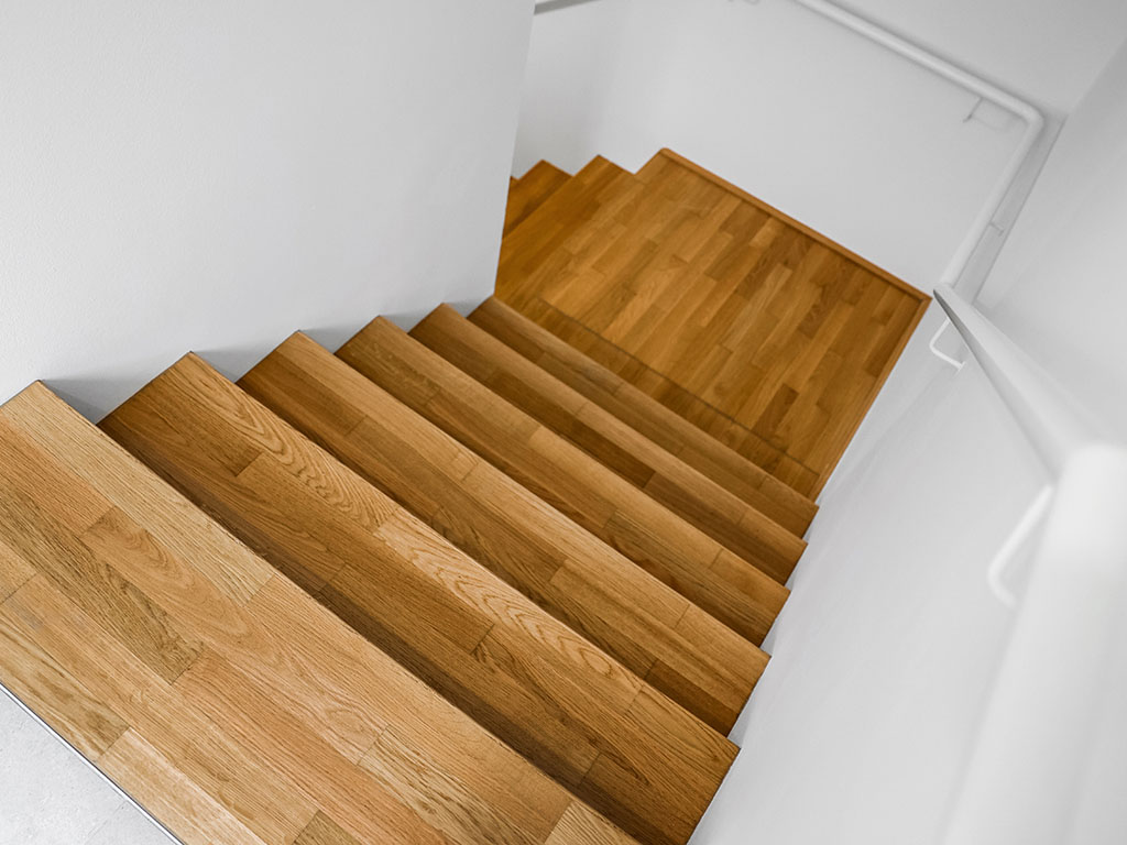 Holzdielen-und-Holztreppen